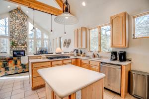 Nhà bếp/bếp nhỏ tại Windflower Retreat: Beautiful Dog Friendly Home +39 ảnh