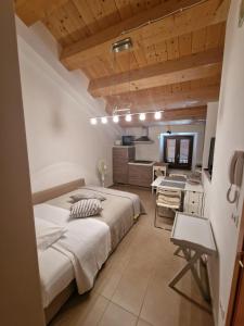 a large bedroom with two beds and a kitchen at Grazioso Bilocale a 5 minuti da Numana in Numana