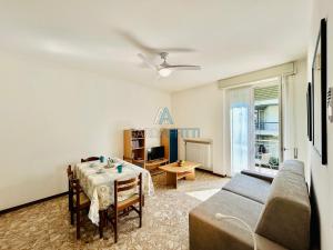 a living room with a table and a couch at Ares Apartment - Vicino al Lago di Garda e alla Stazione Treno in Desenzano del Garda +32 photos