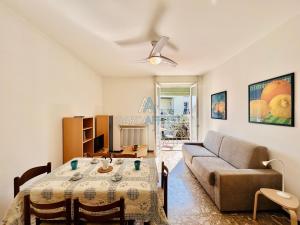 sala de estar con sofá y mesa en Ares Apartment - Vicino al Lago di Garda e alla Stazione Treno, en Desenzano del Garda