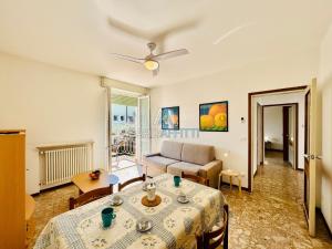 a living room with a table and a couch at Ares Apartment - Vicino al Lago di Garda e alla Stazione Treno in Desenzano del Garda