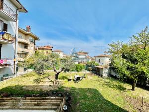 a view of a yard with trees and buildings at Ares Apartment - Vicino al Lago di Garda e alla Stazione Treno in Desenzano del Garda