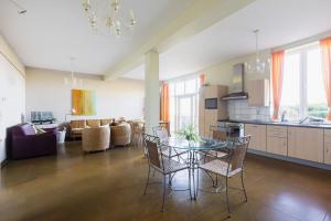 a kitchen and living room with a table and chairs at Domein Tombos in Gingelom