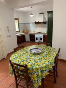 una cocina con una mesa con un plato. en Scopello sul mare 2, en Castellammare del Golfo