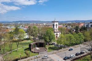 widok na miasto z kościołem i ulicą w obiekcie Traumhaftes Studio in Top Lage! w mieście Saint-Louis