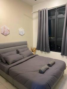 Rúm í herbergi á luxirious 2BR suite in cheras