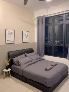 Rúm í herbergi á luxirious 2BR suite in cheras +5 myndir