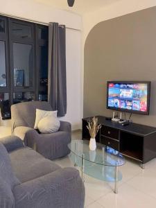 Sjónvarps- og/eða afþreyingartæki á luxirious 2BR suite in cheras