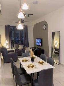Sjónvarps- og/eða afþreyingartæki á luxirious 2BR suite in cheras