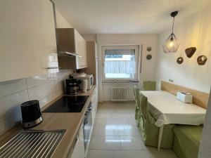 eine kleine Küche mit einem Tisch und einer Arbeitsplatte in der Unterkunft Relax Center Suite in Essen