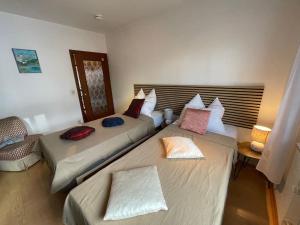 ein Schlafzimmer mit 2 Betten mit Kissen darauf in der Unterkunft Relax Center Suite in Essen