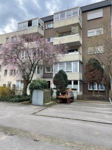 ein Apartmenthaus mit einem Picknicktisch davor in der Unterkunft Relax Center Suite in Essen