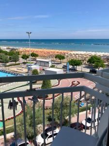 チェゼナーティコにあるHotel Massimo Resortの遊び場と海を望む公園の景色を望めます。