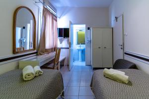 A television and/or entertainment centre at Manto Hotel