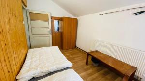 Postel nebo postele na pokoji v ubytování Horska chata Kristynka + 13 fotografií