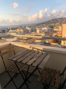 d'un balcon avec un banc et une vue sur la ville. dans l'établissement Guesthouse Aschenez, à Reggio de Calabre