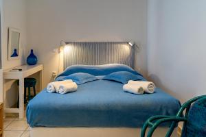 A bed or beds in a room at Manto Hotel