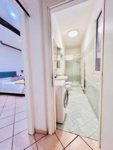 bagno con servizi igienici, lavandino e letto di Loft Mirasole a Bologna