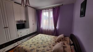 um quarto com uma cama com dois cães em Apartament Centru em Cugir