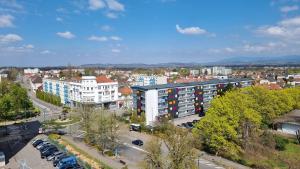 z góry widok na miasto z budynkami i samochodami w obiekcie Traumhaftes Studio in Top Lage! w mieście Saint-Louis