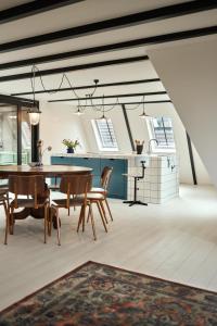 a dining room and kitchen with a table and chairs at Suvelfabryk in Lioessens