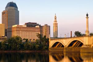 un puente sobre un río en una ciudad con edificios en Sheraton Springfield Monarch Place Hotel en Springfield