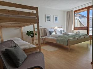 1 dormitorio con 2 literas y sofá en Große Terrasse, Netflix, 5min zum Skilift, 6 Personen, Waldnah,, en Schonach