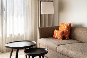 a living room with a couch and a table at Fort Lauderdale Marriott Coral Springs Hotel & Convention Center in Coral Springs