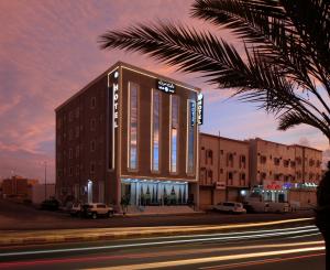 ハミース・ムシャイトにあるوايت مون للأجنحة الفندقية -الرصراصの市通りの建物の表示