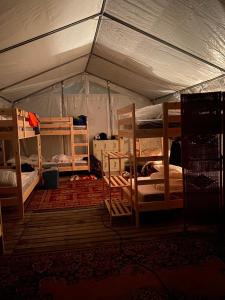 Aparra Surfcamp Auberge Hendaye客房内的一张或多张床位