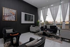 uma sala de estar com mobiliário e uma grande janela em وايت مون للأجنحة الفندقية -الرصراص em Khamis Mushayt
