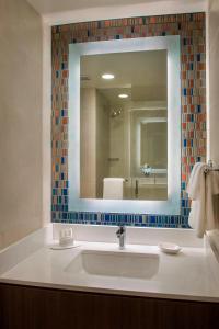 W łazience znajduje się umywalka i lustro. w obiekcie Courtyard by Marriott New York Manhattan/Chelsea w Nowym Jorku
