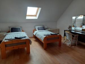 - une chambre avec 2 lits jumeaux et une fenêtre dans l'établissement Patak Üdülőház (Ferienhaus), à Nagyvisnyó