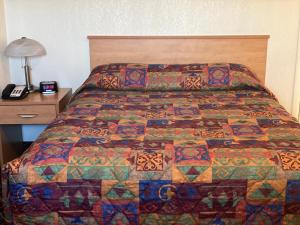 A bed or beds in a room at Prairie Mountain Inn