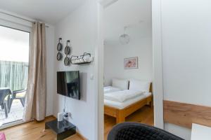 Cette petite chambre comprend un lit et un miroir. dans l'établissement Modern apartment with tiny garden near city center, à Vienne