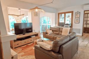 Televisyen dan/atau pusat hiburan di El Bruni - modern villa close to the beach in Benissa +19 gambar