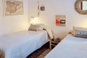 dos camas sentadas una al lado de la otra en un dormitorio en El Bruni - modern villa close to the beach in Benissa, en Pedramala
