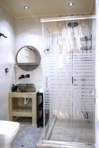 een badkamer met een douche, een toilet en een wastafel bij Maya Studio in Ermoupoli