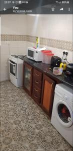 cocina con lavadora y microondas en The bb's, en Brusubi