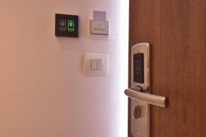 een afsluiting van een deur met een deurklink bij Villa Maria Apts in Kato Gouves