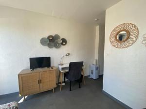 Televízia a/alebo spoločenská miestnosť v ubytovaní Studio Hyper-centre - WIFI - Quartier très calme