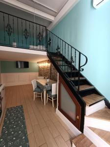 Una escalera en una casa con mesa y comedor en Napoli nel cuore, en Nápoles