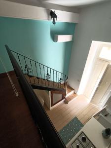 una escalera en una casa con una pared azul en Napoli nel cuore, en Nápoles