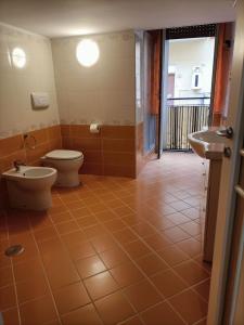 ナポリにあるNapoli nel cuoreのバスルーム(トイレ、洗面台付)