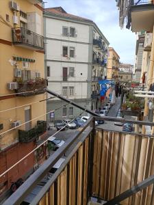 balcone con vista su una strada della città. di Napoli nel cuore a Napoli