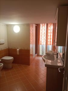 La salle de bains est pourvue de toilettes et d'un lavabo. dans l'établissement Napoli nel cuore, à Naples