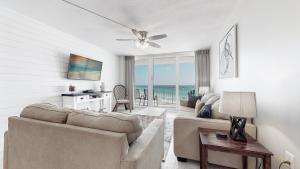 ein Wohnzimmer mit einem Sofa und einem Tisch in der Unterkunft Beachfront - Renovated - Gulf view Bedroom - FLPCB5 in Panama City Beach