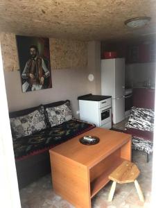 um pequeno quarto com uma cama e uma mesa em Vikendica Komovi em Andrijevica