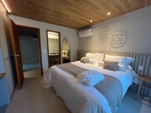 ペトロポリスにあるCasa 16 da Villa - Fazenda Marambaiaのベッドルーム1室(大型ベッド1台、青いシーツ付) +28枚の写真
