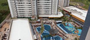 eine Luftansicht eines Resorts mit zwei Pools in der Unterkunft Solar das Águas Park Resort in Olímpia